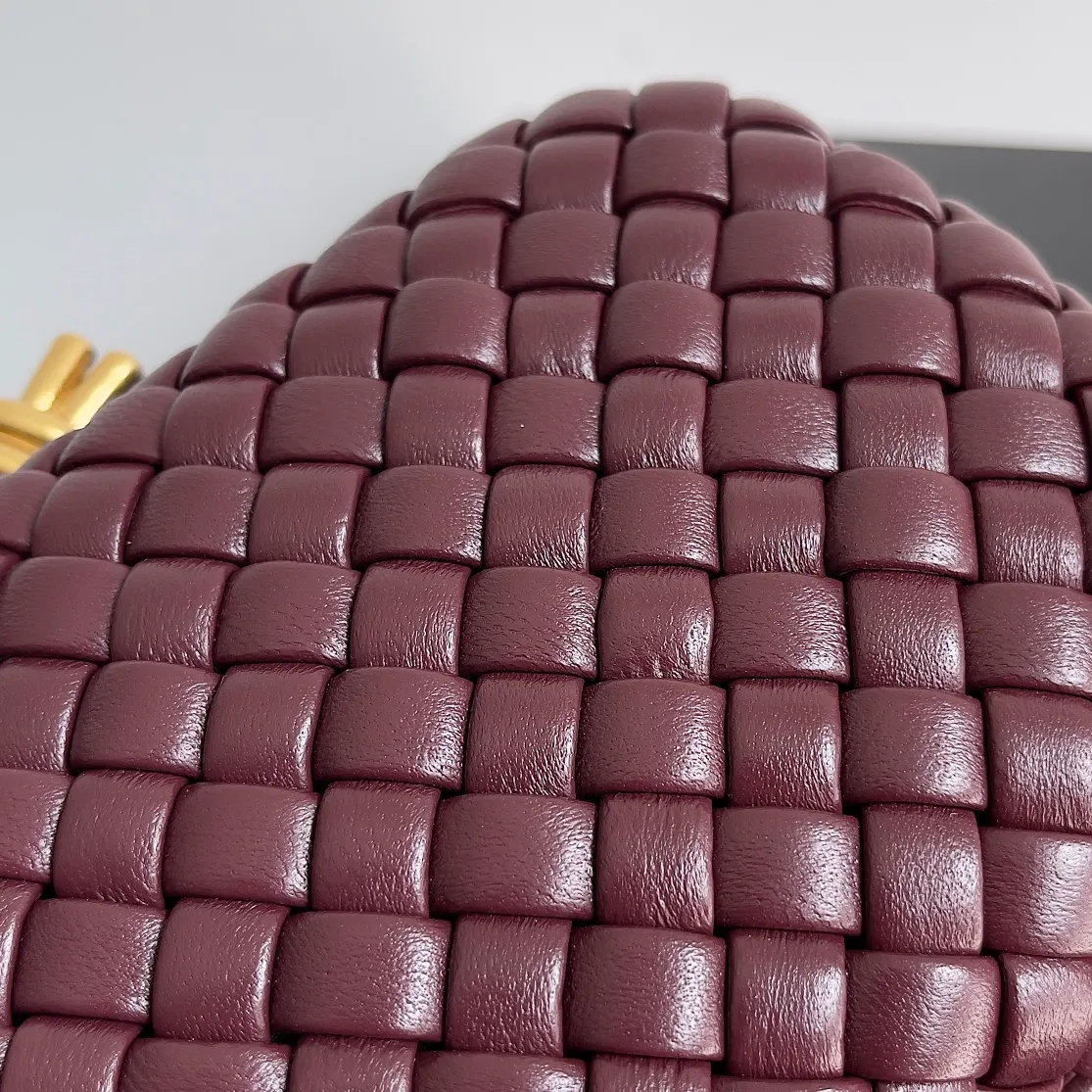 Batch 1860 BV Knot | The classic return of the evening bag. Original leather ➕ Stainless steel hardware ➕ 24k real gold plating ➕ Fully handmade. Those who know the history of our brand should have heard that the knot is a story of Bottega Veneta, and it is also one of the more important design elements. Matthieu Blazy's work this season sublimates Knot's classics, with a new knot design and a woven shoulder strap, plus Fouland Intreccio's weaving technology, adding some fashion to the retro and nostalgic feel of the past. Style number: 717622 Size: 20.5*6*12.5